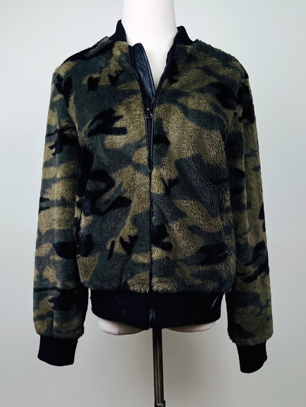 Bar III Faux Fur Camo Bomber Jacket Women’s Medium Zip Front Green Black Coat